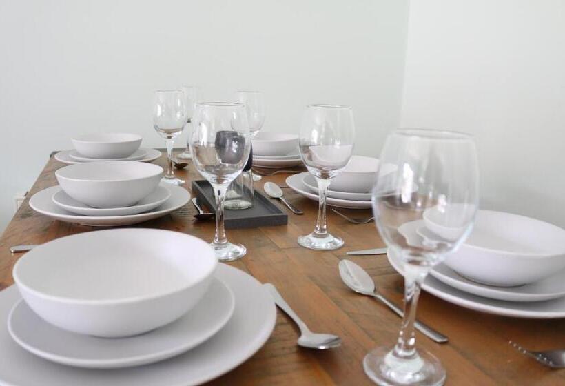 Central Townhouse Tipton   Sleeps 8   Ideal For Contractors & Families