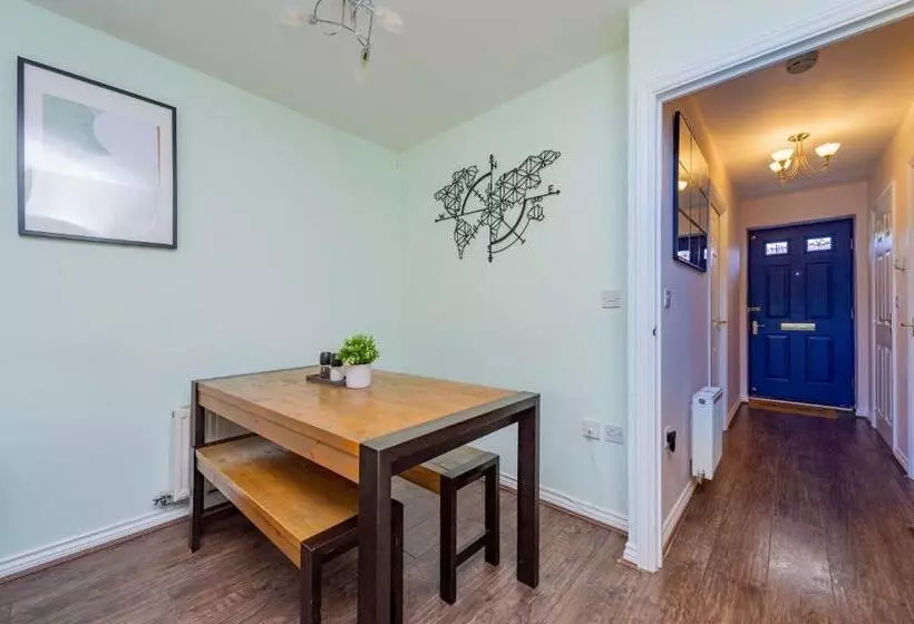 Central Townhouse Tipton   Sleeps 8   Ideal For Contractors & Families