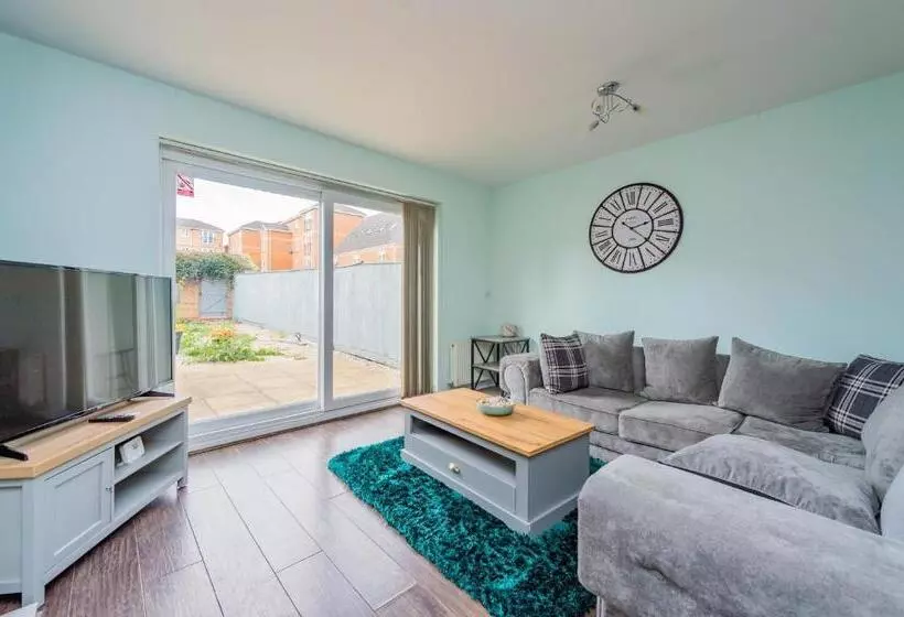 Central Townhouse Tipton   Sleeps 8   Ideal For Contractors & Families