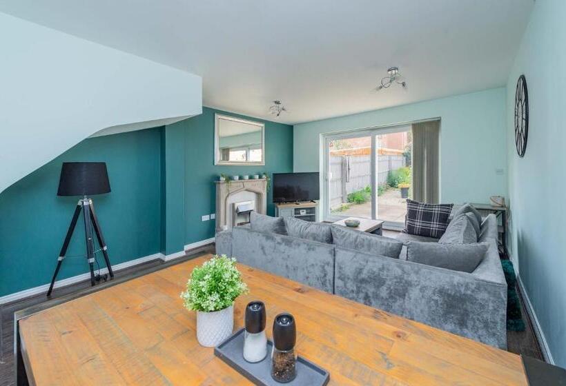 Central Townhouse Tipton   Sleeps 8   Ideal For Contractors & Families