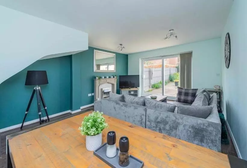 Central Townhouse Tipton   Sleeps 8   Ideal For Contractors & Families