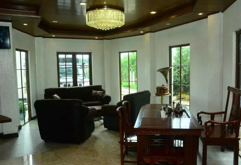 Moon Plains Resort