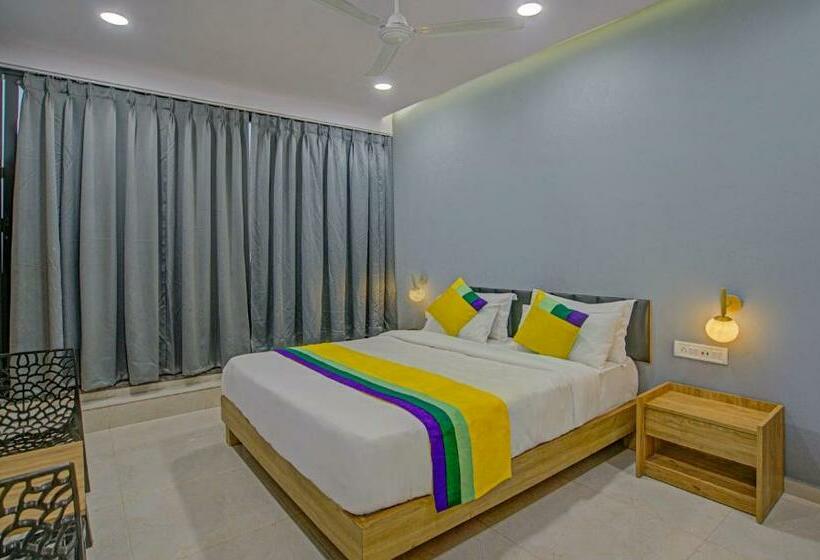 Itsy Hotels Natasha, Vesu, Surat