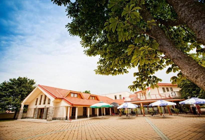 فندق Faluközpont