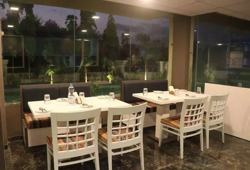 Hotelli Nest Beacon Resort Daman