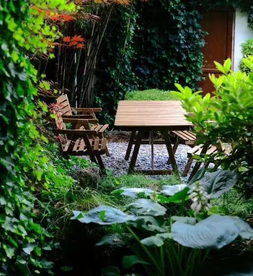 پانسیون The Zodiac Garden