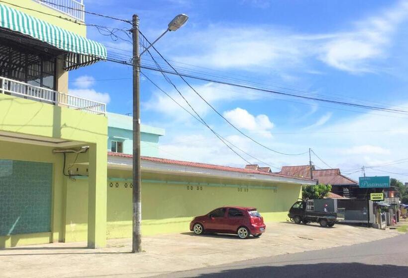 Urbanview Hotel Platinum Parepare