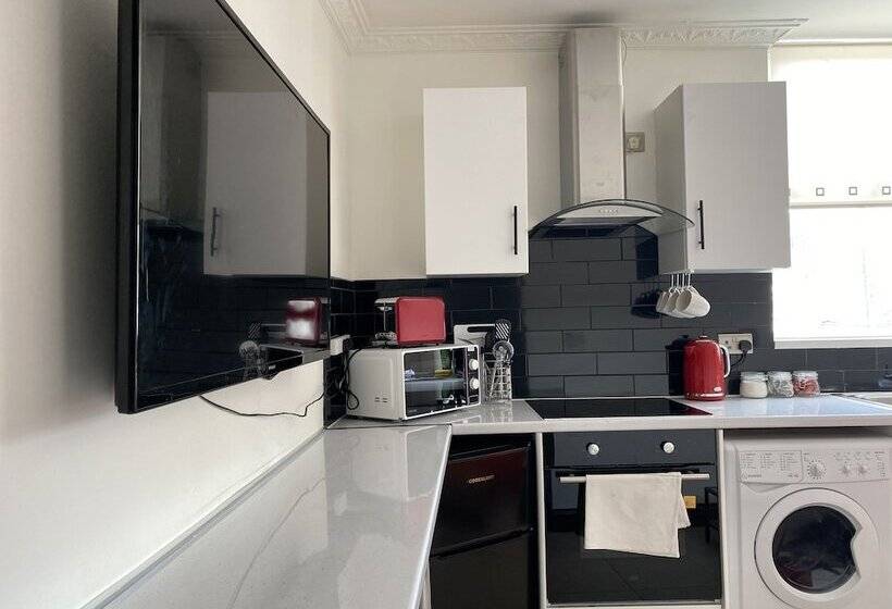 Modern 2 Bedroom Flat In Robert St Swansea