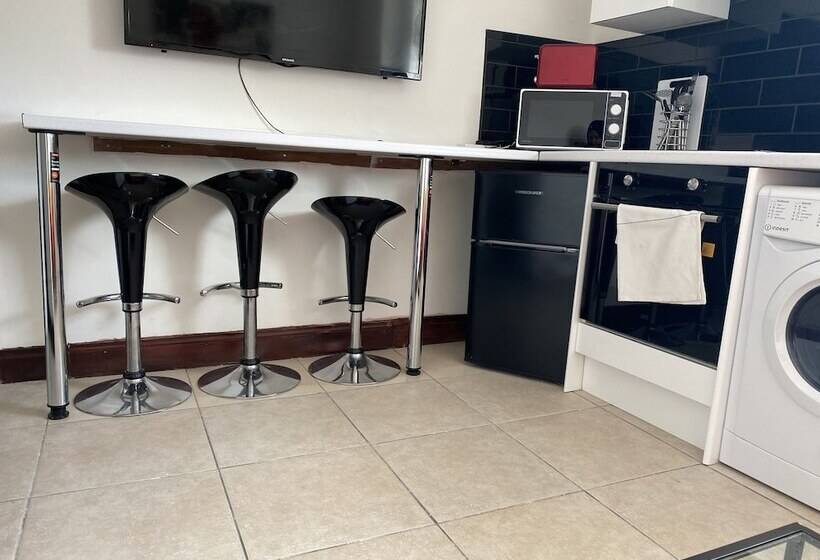 Modern 2 Bedroom Flat In Robert St Swansea