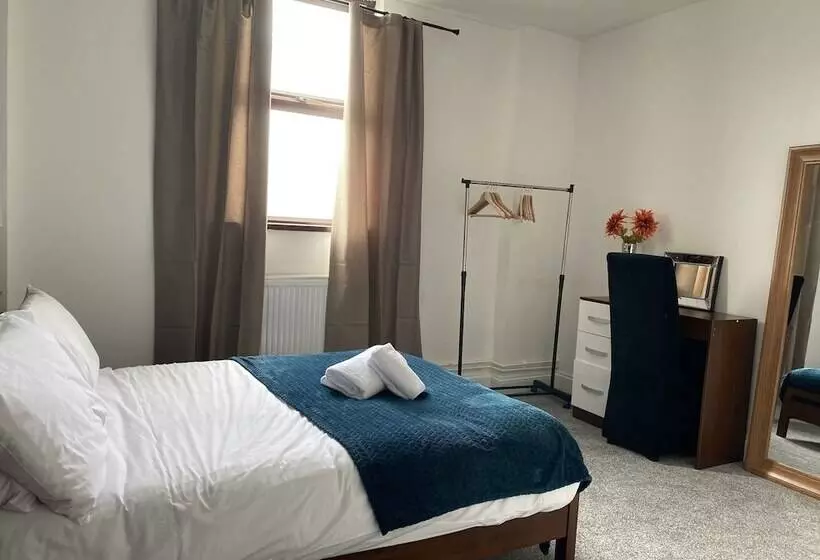 Modern 2 Bedroom Flat In Robert St Swansea