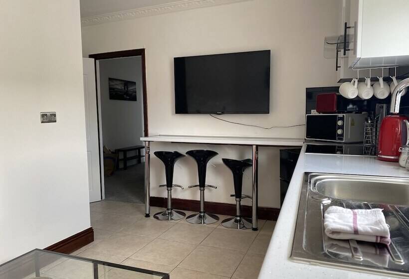 Modern 2 Bedroom Flat In Robert St Swansea