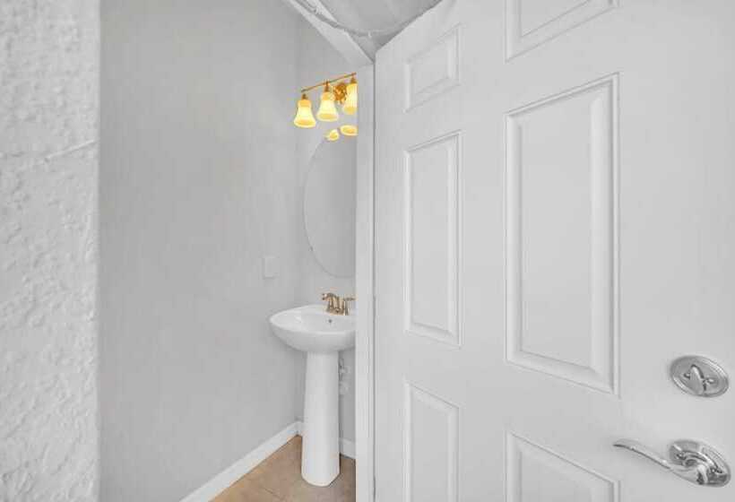 Stunning Lake View Themed Bedrooms With Comfortable And Sophisticated Decor 5ws886