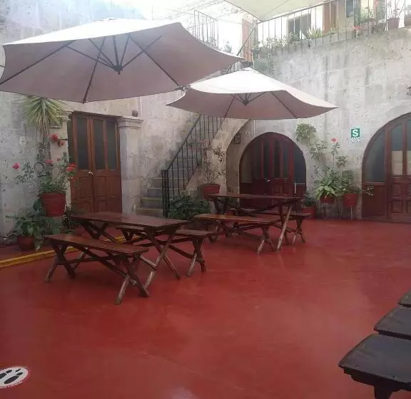 ペンション Hostal Flores