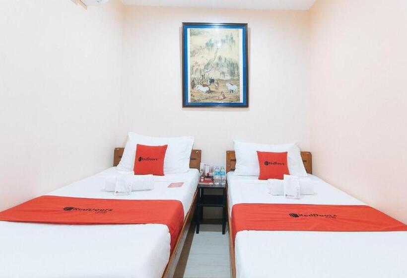 Отель Reddoorz Plus At Eco Green Boutique