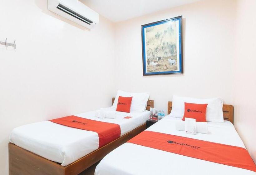 Отель Reddoorz Plus At Eco Green Boutique