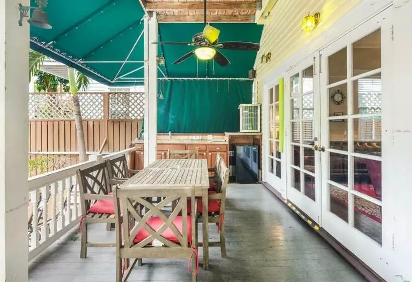 ユースホステル Curry House   Pool, King Bed & Balcony! Room 7