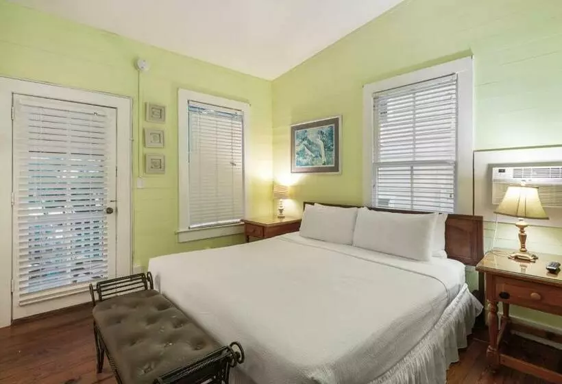 ユースホステル Curry House   Pool, King Bed & Balcony! Room 7