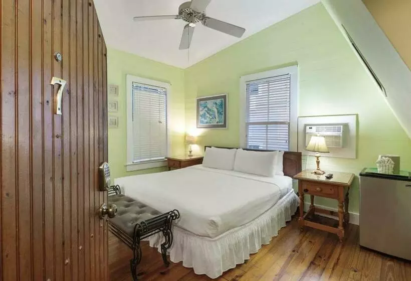 ユースホステル Curry House   Pool, King Bed & Balcony! Room 7