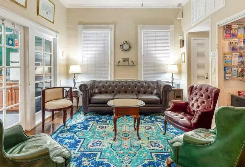 ユースホステル Curry House   Pool, King Bed & Balcony! Room 7