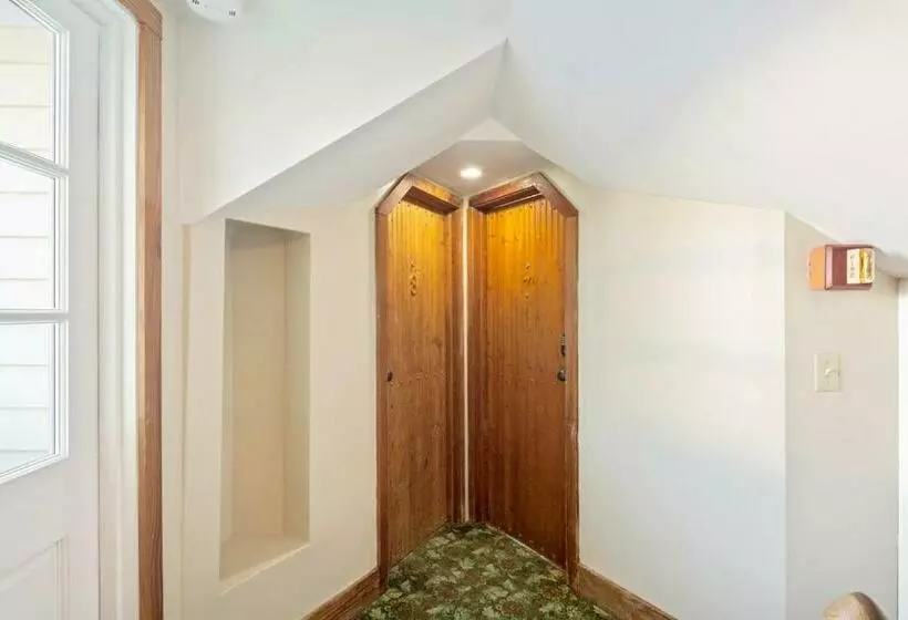 ユースホステル Curry House   Pool, King Bed & Balcony! Room 7