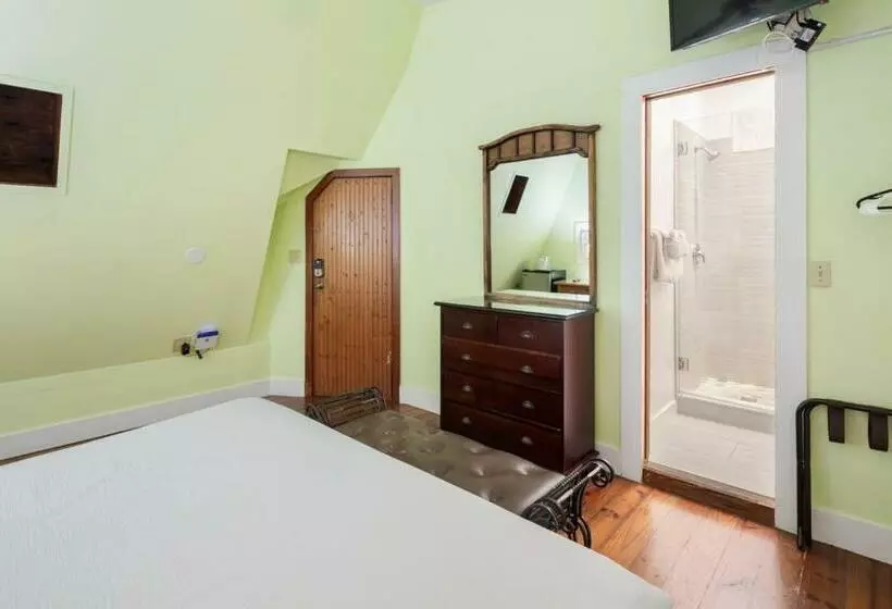 ユースホステル Curry House   Pool, King Bed & Balcony! Room 7