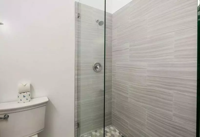 ユースホステル Curry House   Pool, King Bed & Balcony! Room 7