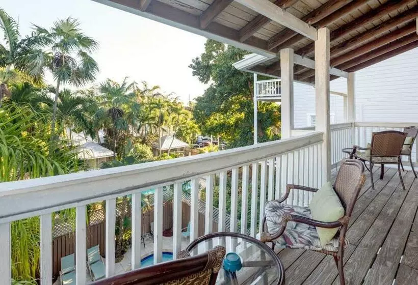 ユースホステル Curry House   Pool, King Bed & Balcony! Room 7