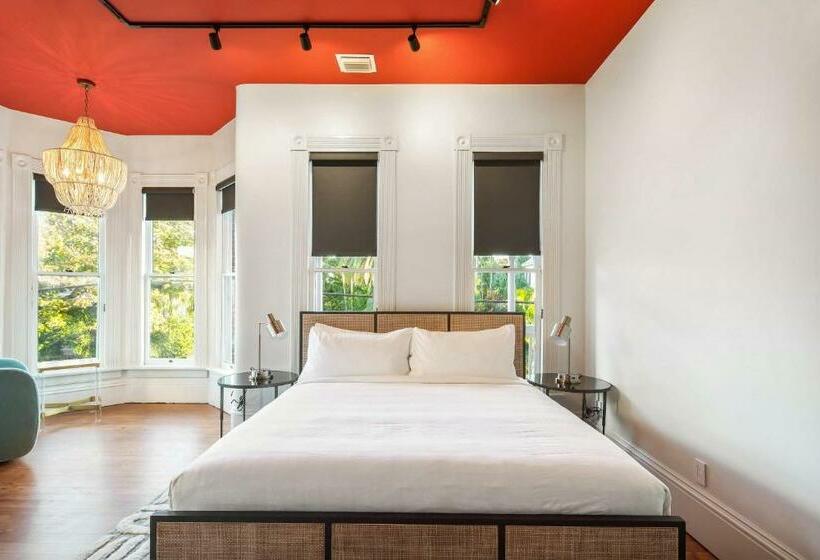 هاستل Red Room At The Grand Maloney