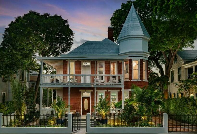 هاستل Red Room At The Grand Maloney