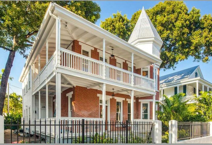 هاستل Red Room At The Grand Maloney