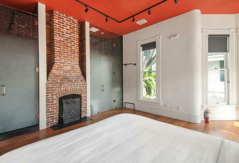 هاستل Red Room At The Grand Maloney