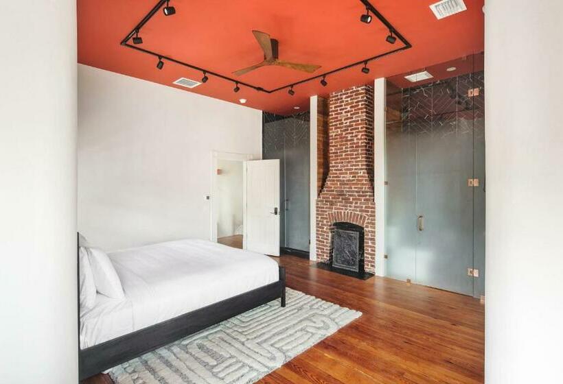 هاستل Red Room At The Grand Maloney