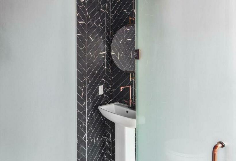 هاستل Red Room At The Grand Maloney