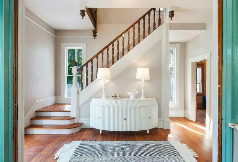 هاستل Red Room At The Grand Maloney