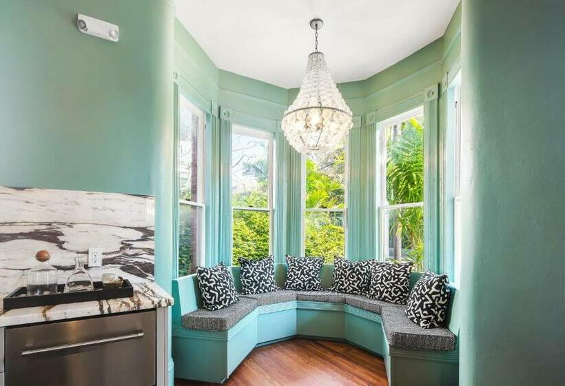 هاستل Red Room At The Grand Maloney