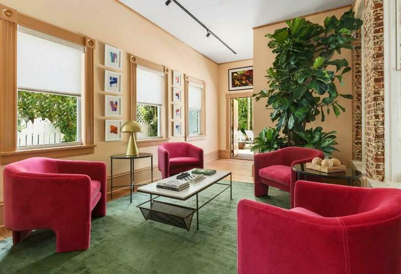 هاستل Red Room At The Grand Maloney