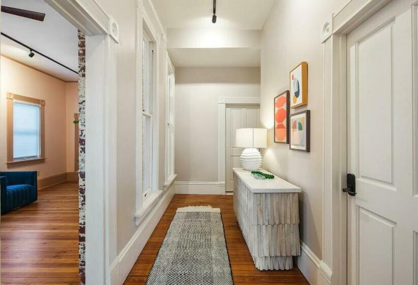 هاستل Red Room At The Grand Maloney