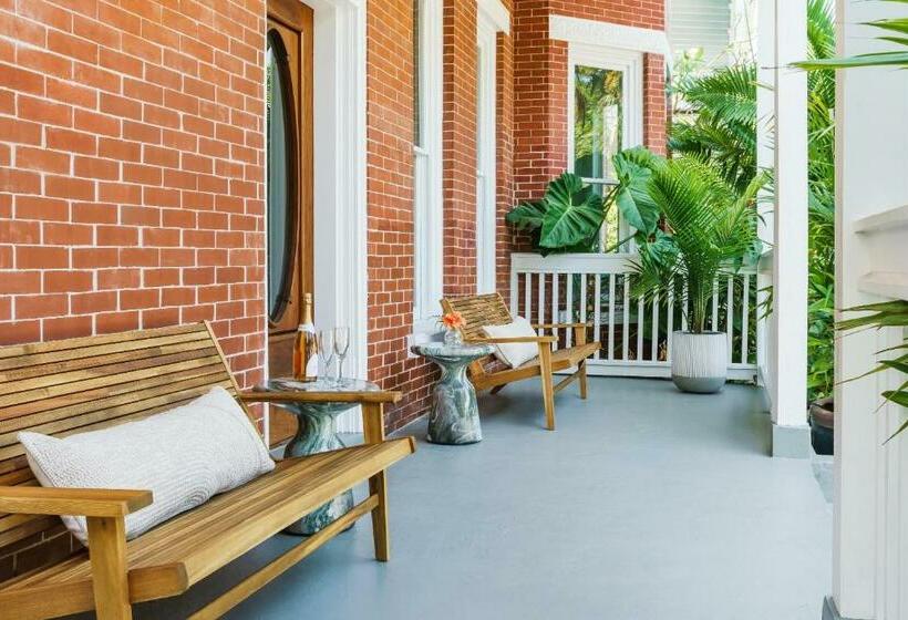 هاستل Red Room At The Grand Maloney