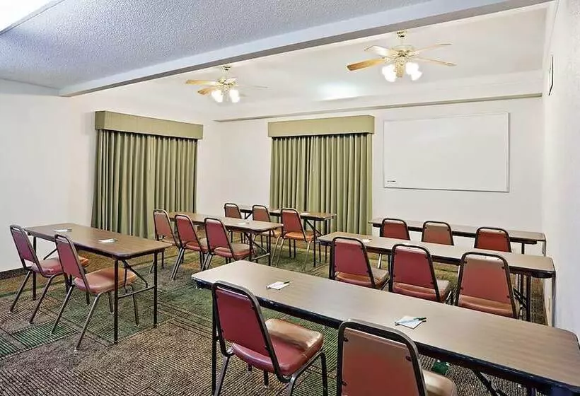 Hotelli Norwood Inn & Suites Merrillville