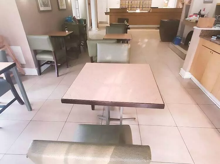 Hotelli Norwood Inn & Suites Merrillville