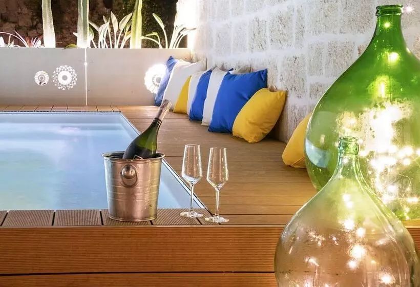 تختخواب و صبحانه Vico Bianco Raro Villas Smart Rooms Collection