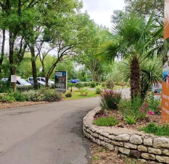 Bungalow Confortable A Angles Avec Piscine Partagee
