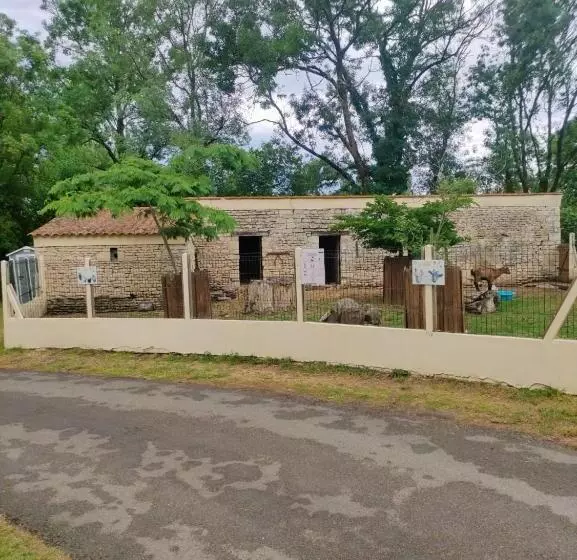 Bungalow Confortable A Angles Avec Piscine Partagee