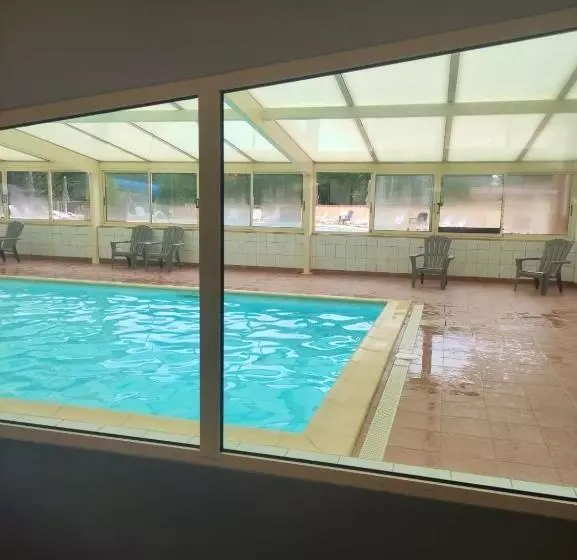 Bungalow Confortable A Angles Avec Piscine Partagee