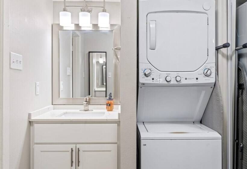 Cozy Efficiency Studios Close To Downtown And Domain