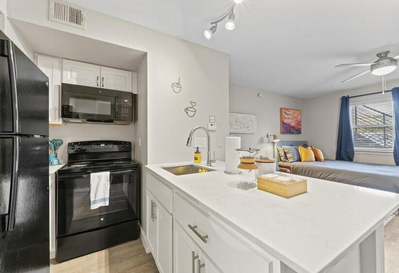 Cozy Efficiency Studios Close To Downtown And Domain
