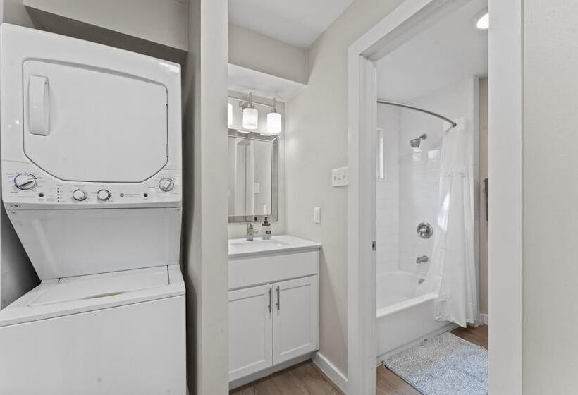 Cozy Efficiency Studios Close To Downtown And Domain