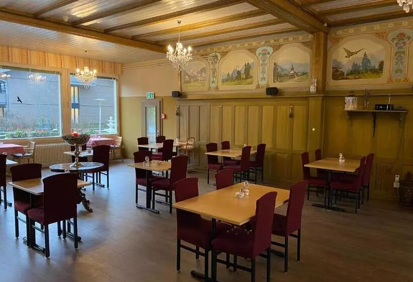 Alpenrose Hotel And Gardens