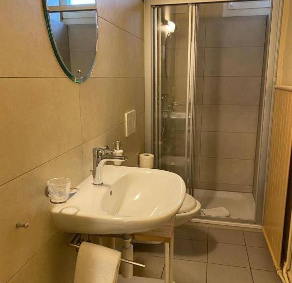 Alpenrose Hotel And Gardens