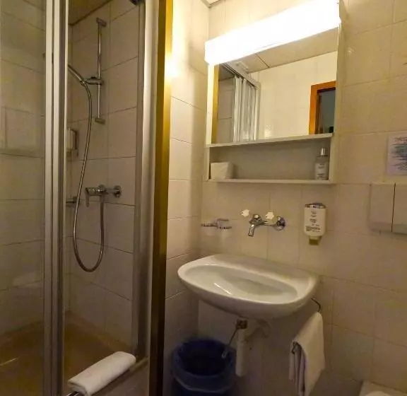 Alpenrose Hotel And Gardens